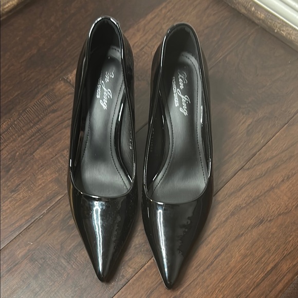 Elegant Black Patent Leather Heels - Picture 2 of 6